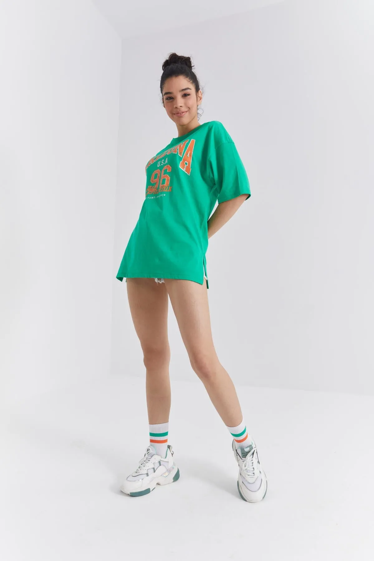 büyük yazi baskili o yaka oversize düşük omuz kadin t-shirt - 97218