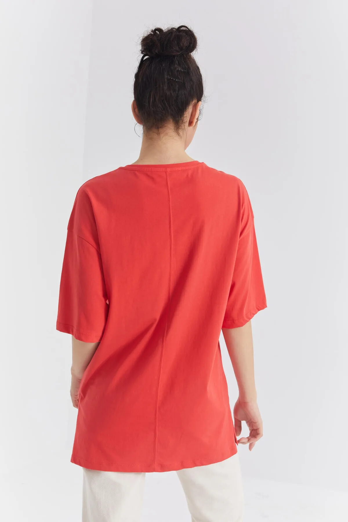 büyük yazi baskili o yaka oversize düşük omuz kadin t-shirt - 97218