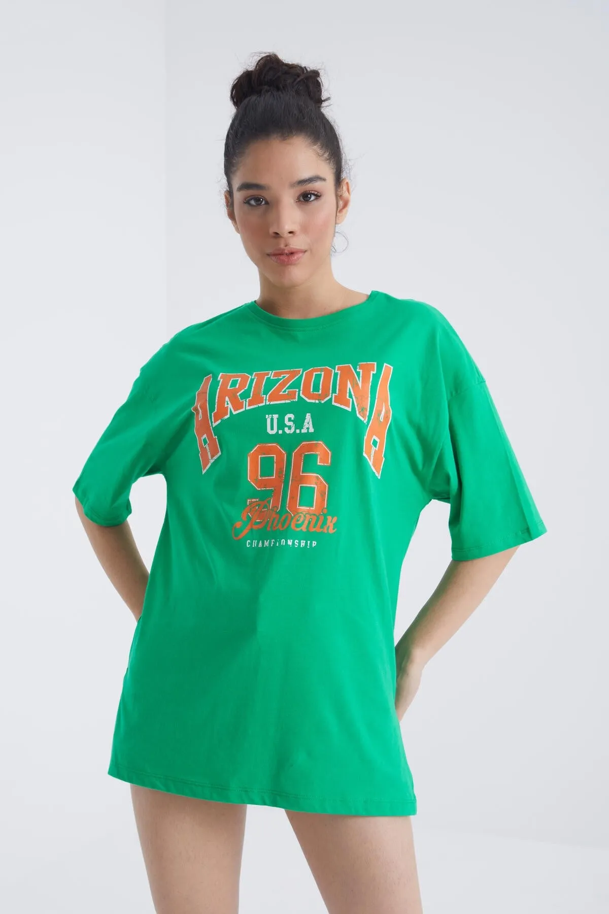 büyük yazi baskili o yaka oversize düşük omuz kadin t-shirt - 97218
