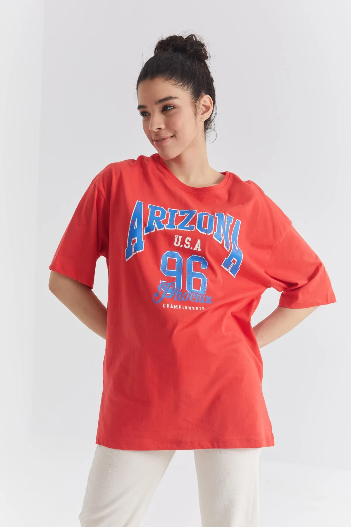büyük yazi baskili o yaka oversize düşük omuz kadin t-shirt - 97218