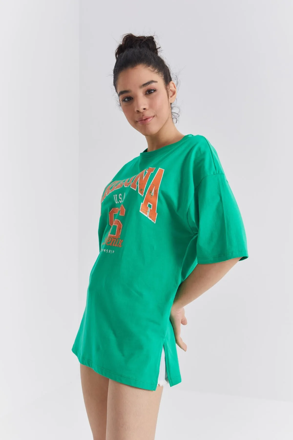 büyük yazi baskili o yaka oversize düşük omuz kadin t-shirt - 97218