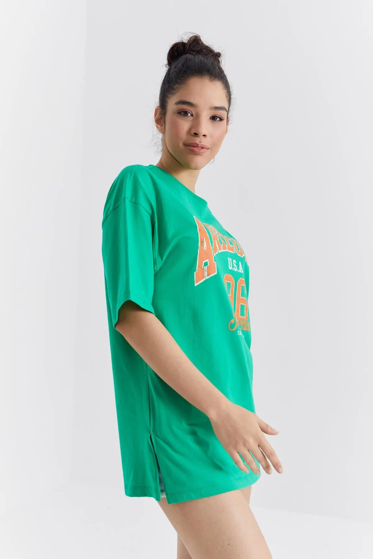 büyük yazi baskili o yaka oversize düşük omuz kadin t-shirt - 97218