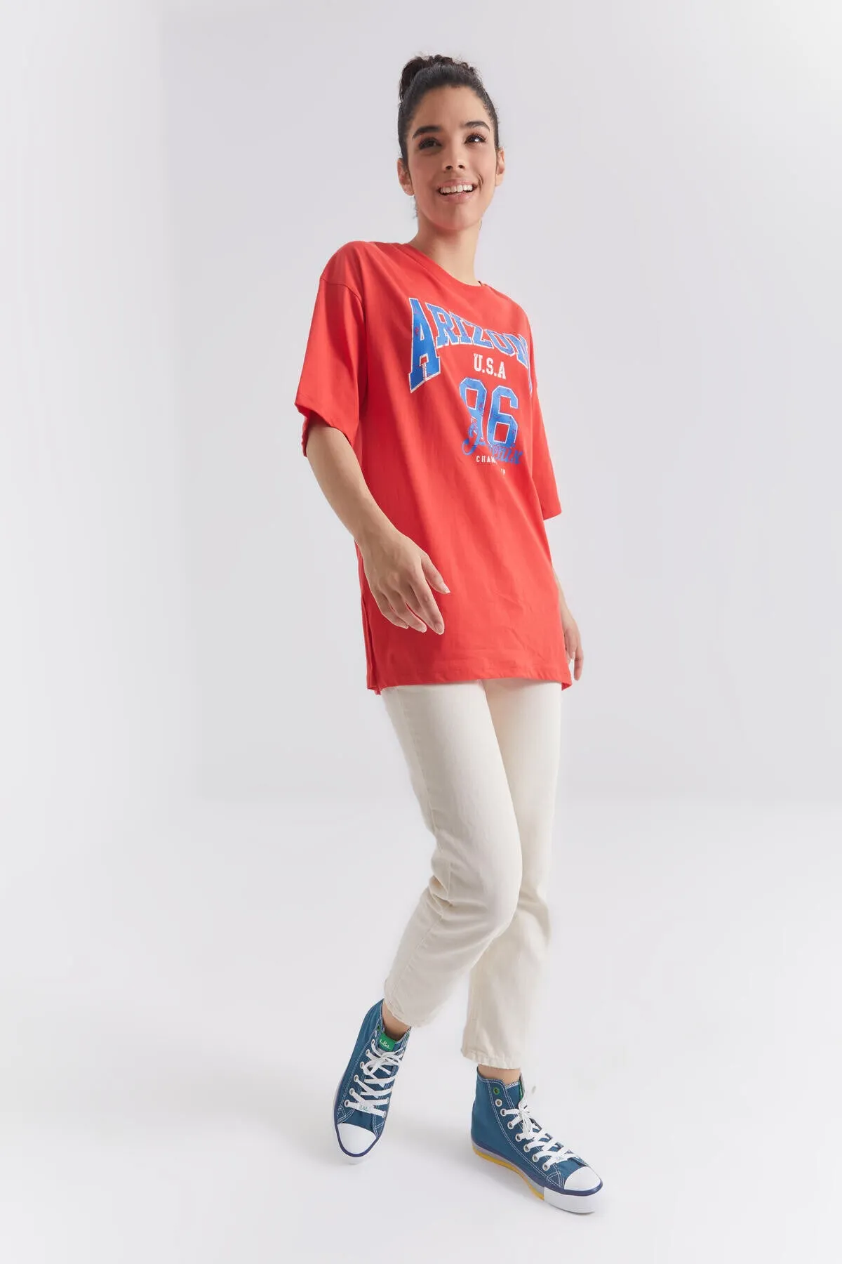 büyük yazi baskili o yaka oversize düşük omuz kadin t-shirt - 97218