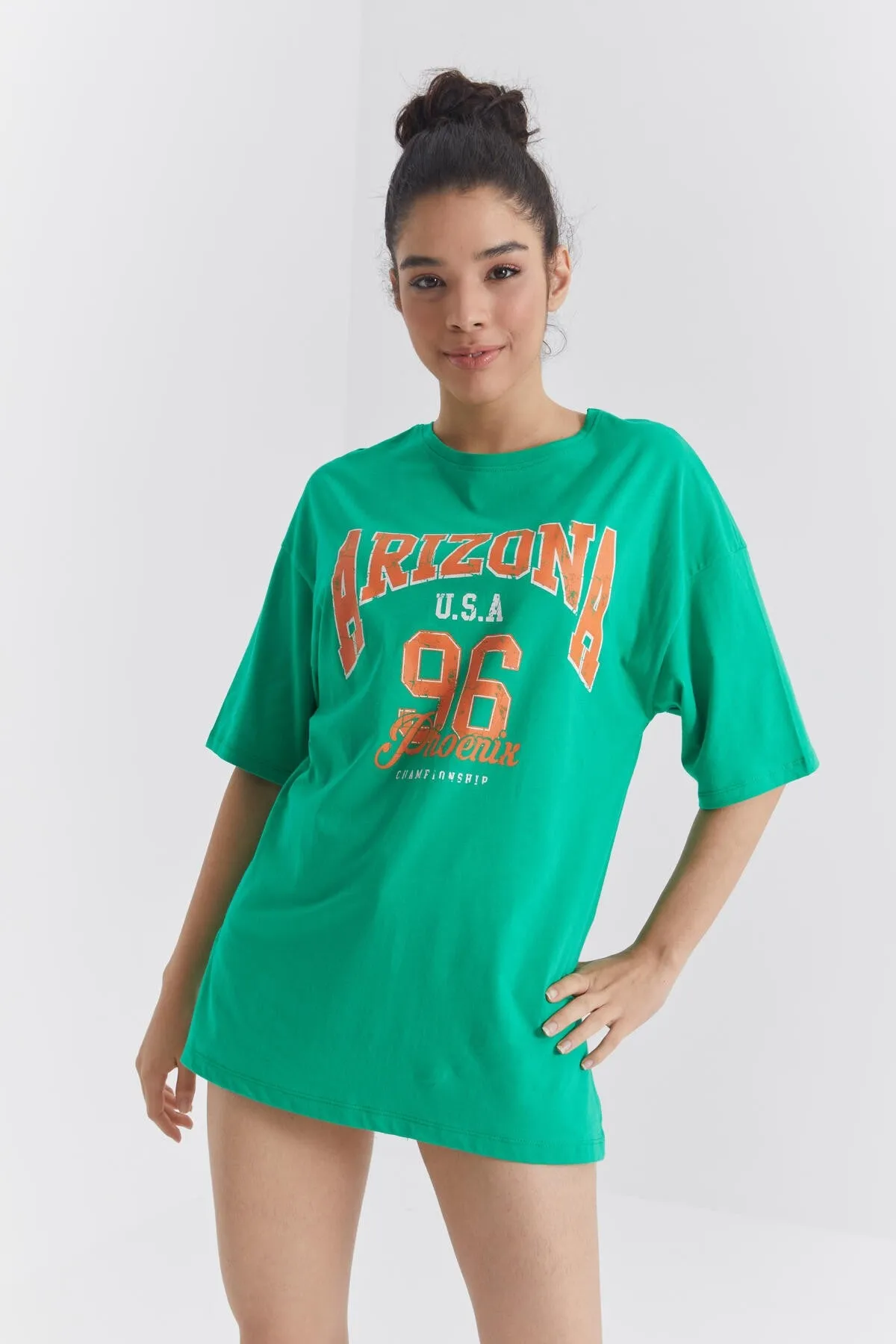 büyük yazi baskili o yaka oversize düşük omuz kadin t-shirt - 97218