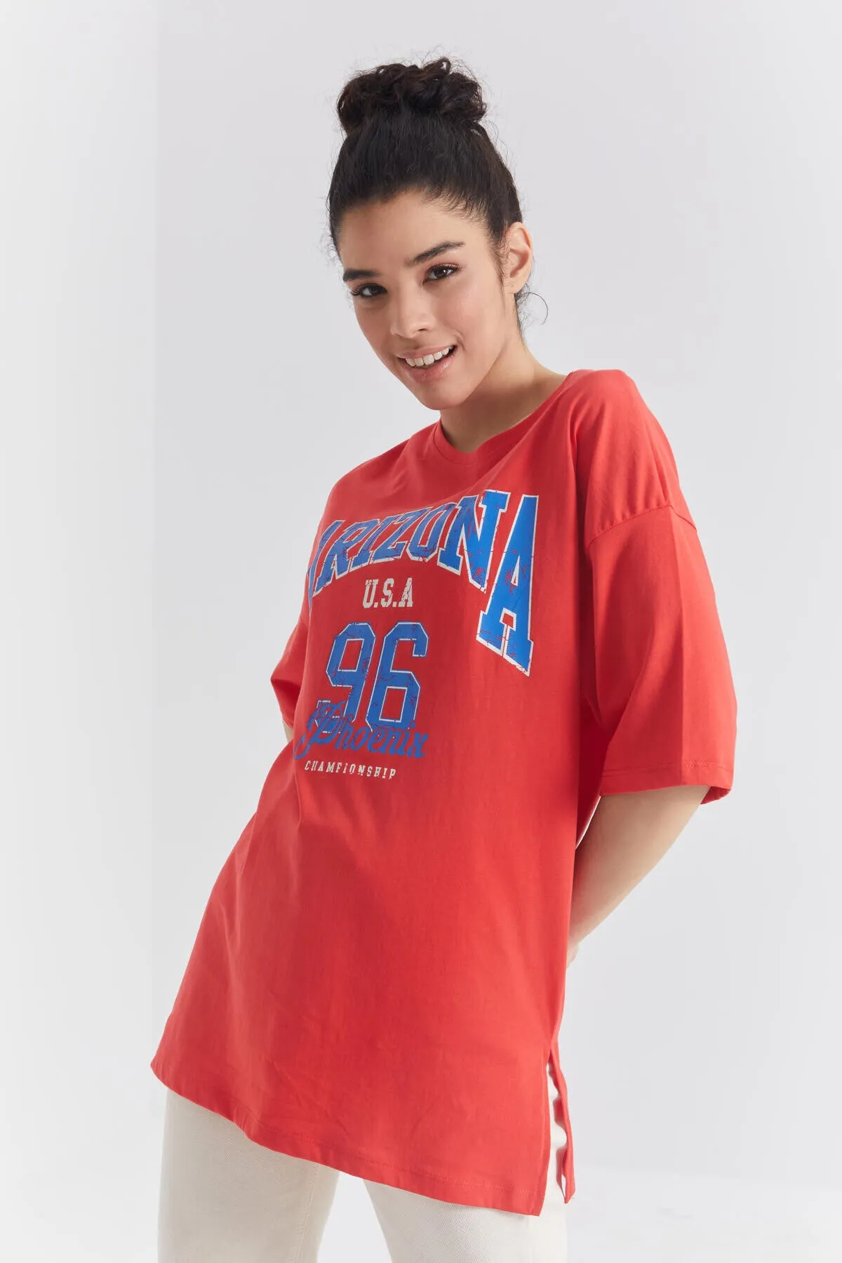 büyük yazi baskili o yaka oversize düşük omuz kadin t-shirt - 97218