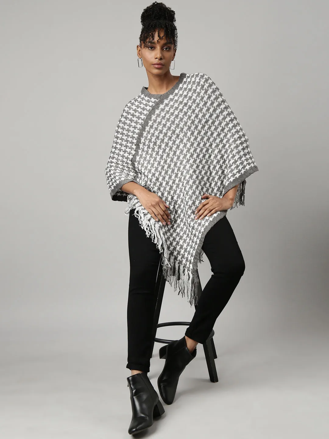 Women Grey Geometric Print Longline Fringed Poncho