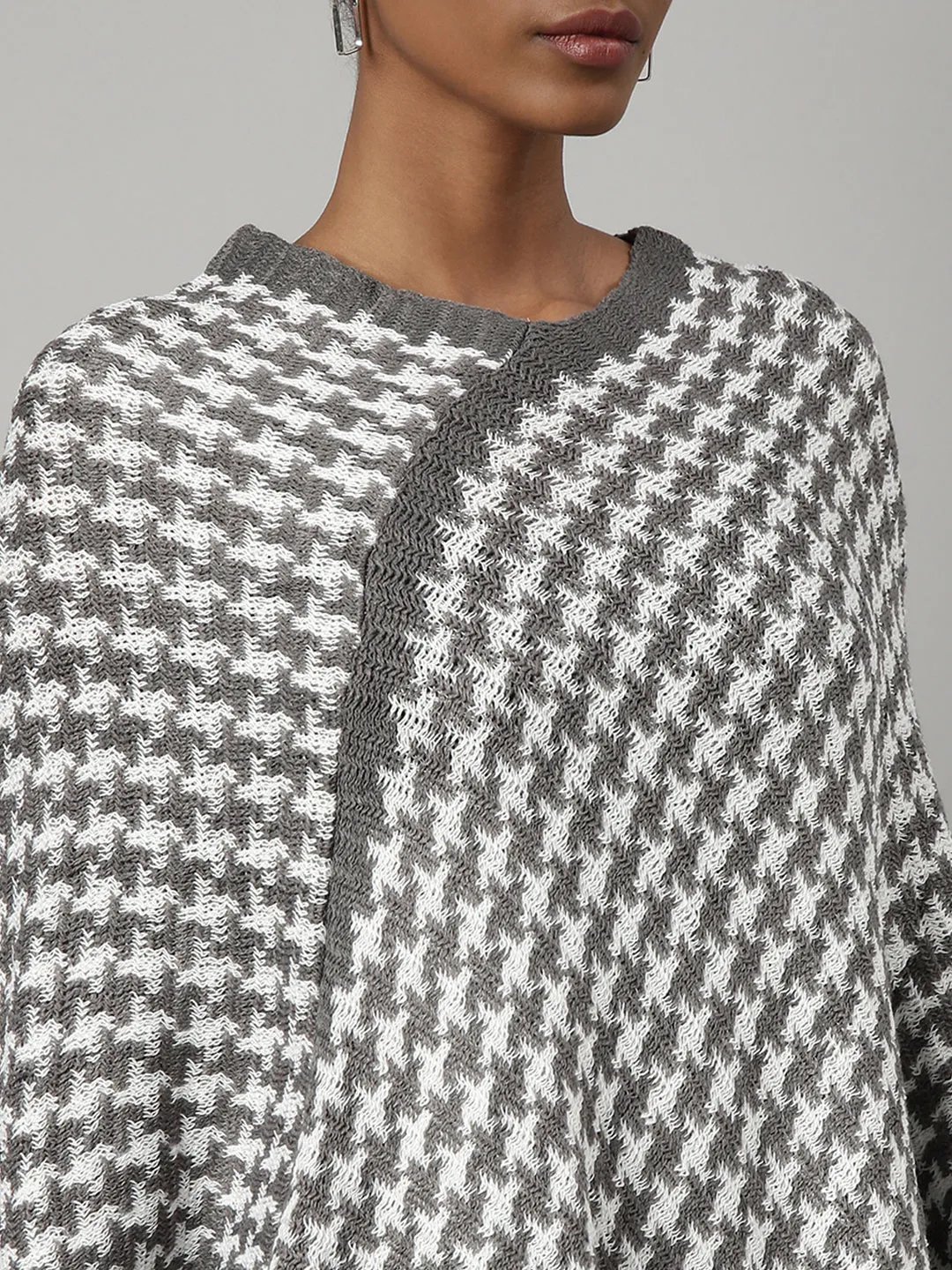 Women Grey Geometric Print Longline Fringed Poncho